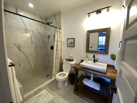 Elite Studio, 1 Queen Bed | Bathroom | Shower, hair dryer, towels, soap