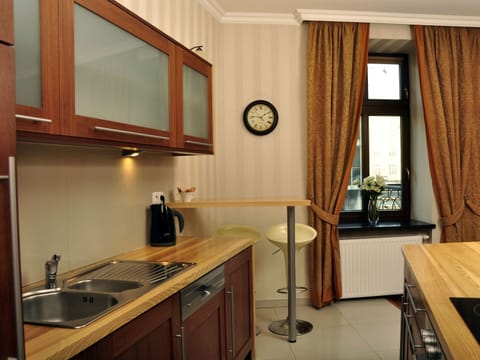 Deluxe Apartment, 2 Bedrooms | Private kitchenette | Fridge, coffee/tea maker, electric kettle