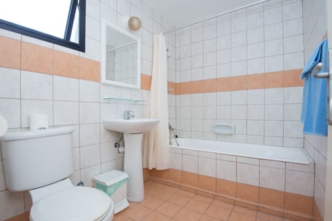 Combined shower/tub, free toiletries, hair dryer, towels