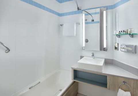 Executive Room (King Bed) | Bathroom | Combined shower/tub, free toiletries, hair dryer, towels