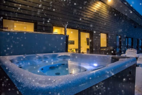 Kasper's Den | Private spa tub