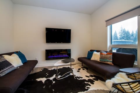 Kasper's Den | Living area | 40-inch flat-screen TV with cable channels, TV, heated floors