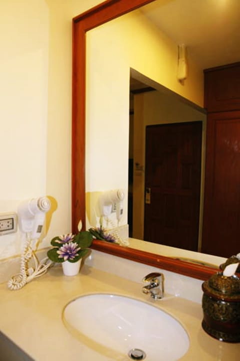 Standard Connecting Room | Bathroom sink