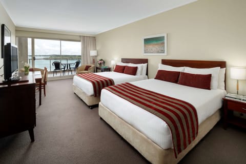 Deluxe Twin Room - Ocean View | Minibar, in-room safe, desk, blackout drapes