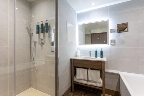 Superior Room, 1 King Bed | Bathroom | Shower, free toiletries, hair dryer, towels