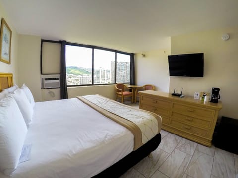 Standard Room, 1 King Bed | Minibar, desk, iron/ironing board, bed sheets