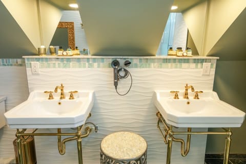 Grand Penthouse Suite | Bathroom | Designer toiletries, hair dryer, slippers, towels