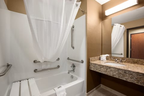 Combined shower/tub, free toiletries, hair dryer, towels