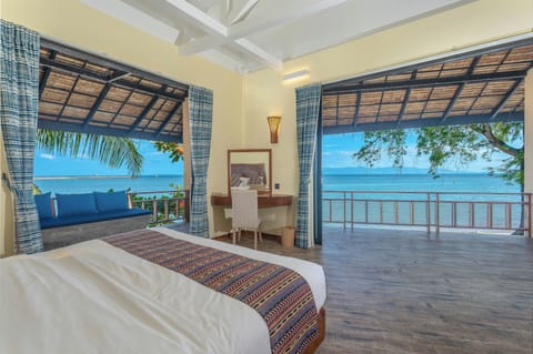 Beachfront 2 bedroom villa | Desk, free WiFi