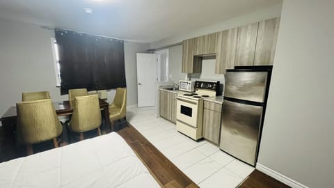 Family Suite | Private kitchen | Fridge, microwave