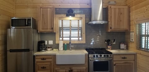 Deluxe Cabin, 1 Bedroom (Lone Pine) | Private kitchen | Fridge, microwave, oven, stovetop