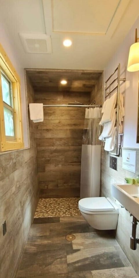 Deluxe Cabin, 1 Bedroom (Steelhead) | Bathroom | Shower, free toiletries, towels