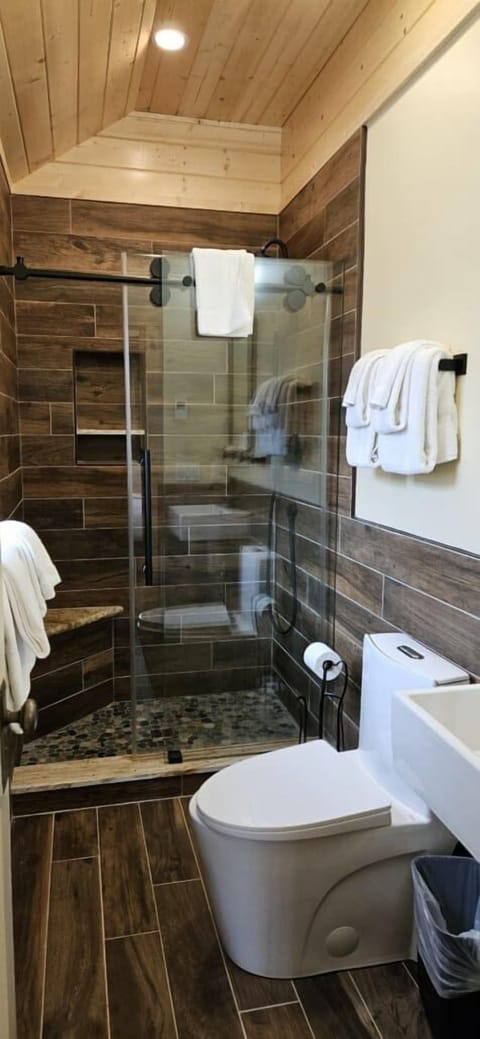 Standard Cabin, 2 Bedrooms (Blackspot) | Bathroom | Shower, free toiletries, towels
