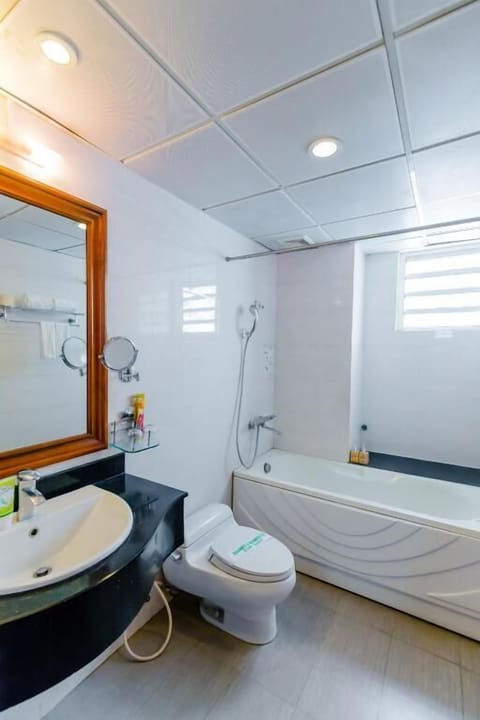 Deluxe Double Room, Park View | Bathroom | Free toiletries, hair dryer, bathrobes, slippers