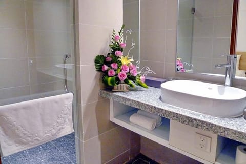 Superior Double Room, City View, Mountain View	 | Bathroom | Rainfall showerhead, designer toiletries, hair dryer, slippers