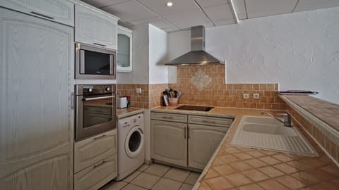 Duplex, 4 Bedrooms | Private kitchen | Fridge, microwave, oven, stovetop