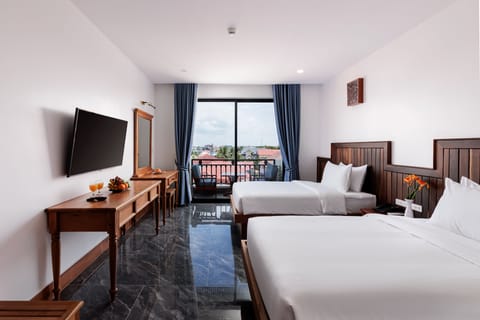 Deluxe Twin Room with Balcony | Minibar, in-room safe, desk, laptop workspace