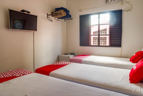 Triple Room, 3 Twin Beds | Minibar, desk, iron/ironing board, free WiFi