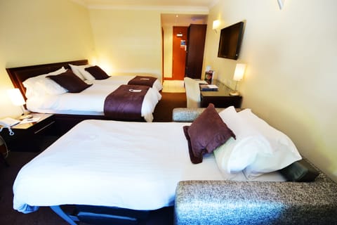 Triple Room | Premium bedding, desk, iron/ironing board, free WiFi