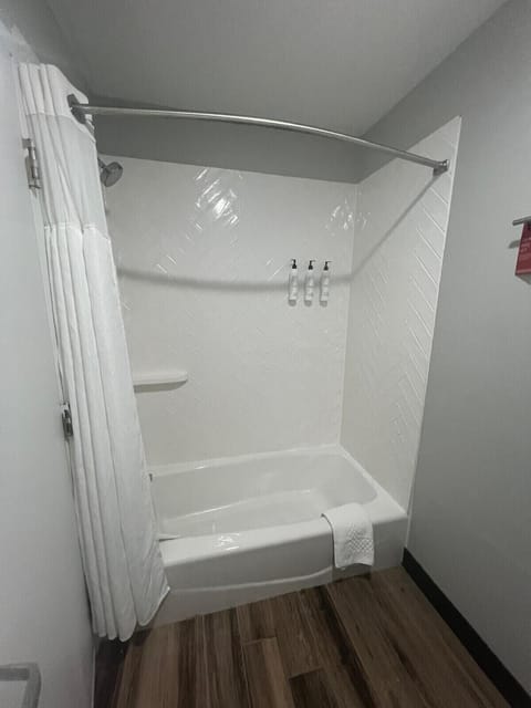 Suite, 1 Bedroom, Non Smoking | Bathroom | Combined shower/tub, free toiletries, hair dryer, towels