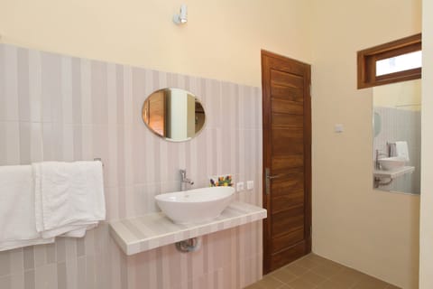 Superior Double Room, 1 King Bed, Ocean View, Beachfront | Bathroom sink