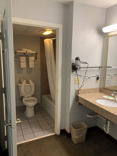 Standard Room, 1 King Bed, Accessible Bathtub, Non Smoking | Bathroom | Combined shower/tub, free toiletries, hair dryer, towels