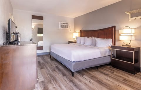 Premium Room, 1 King Bed | Egyptian cotton sheets, premium bedding, laptop workspace