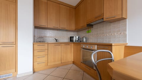 Apartment (2 Bedrooms) | Private kitchen | Fridge, microwave, oven, stovetop