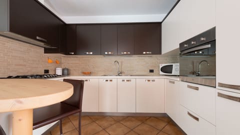 Apartment (3 Bedrooms) | Private kitchen | Fridge, microwave, oven, stovetop