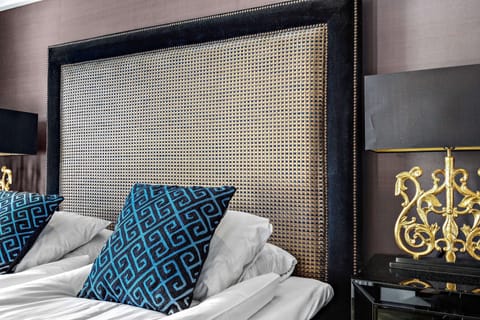 Junior Suite, Multiple Beds, Non Smoking | 1 bedroom, minibar, desk, iron/ironing board