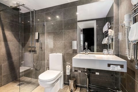 Family Room, 1 Double Bed, Non Smoking (Bunk beds) | Bathroom | Hair dryer, towels