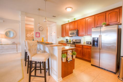 Deluxe Condo, 3 Bedrooms, 2 Bathrooms, Lake View | Private kitchen | Full-size fridge, microwave, oven, stovetop