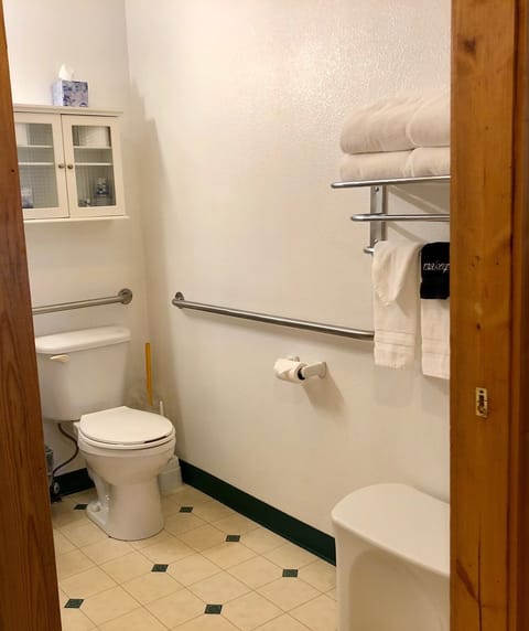 Superior Suite, Private Bathroom (King Suite- ADA) | Bathroom