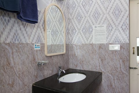 Standard Room | Bathroom | Shower, free toiletries, bidet, towels