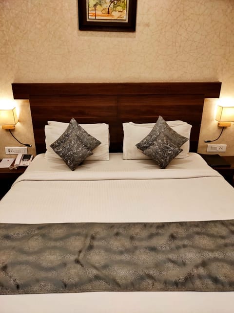 Deluxe Room | Egyptian cotton sheets, Select Comfort beds, minibar, in-room safe