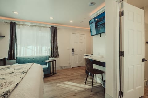 Comfort King Suite - No Pets, Non-Smoking | Pillowtop beds, desk, laptop workspace, blackout drapes