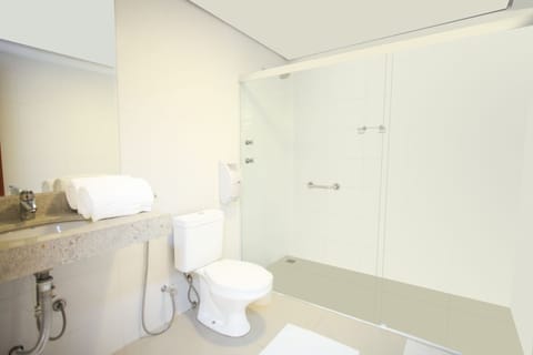 Suite | Bathroom | Shower, free toiletries, hair dryer, towels