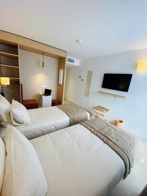 Comfort Double or Twin Room | Bathroom | Free toiletries, hair dryer, towels, soap