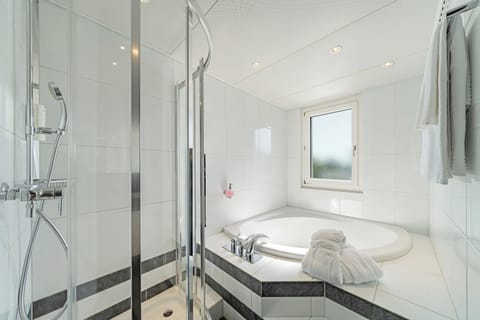 Suite (Penthouse) | Bathroom | Free toiletries, hair dryer, bathrobes, slippers