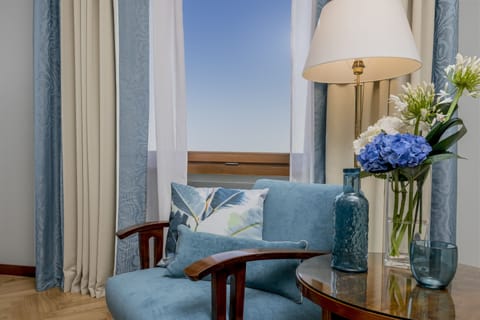 Deluxe Premium Room | Minibar, in-room safe, individually decorated, individually furnished