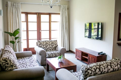 Executive Suite | Living area | 32-inch LCD TV with satellite channels, TV