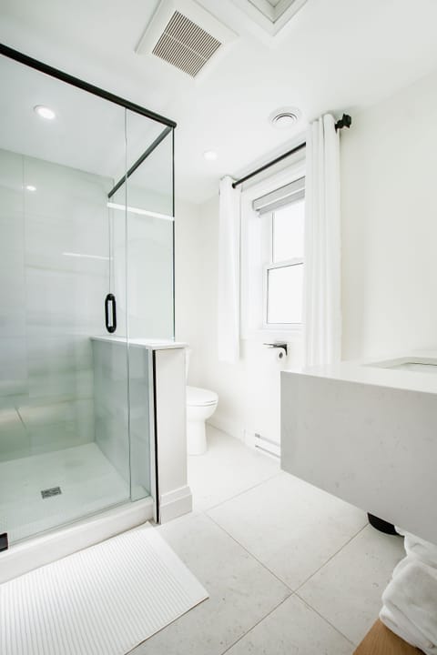 Elite Room, 1 Bedroom | Bathroom | Designer toiletries, hair dryer, towels, soap