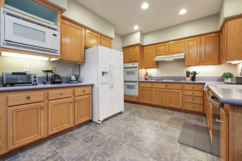 An open kitchen makes cooking easy.