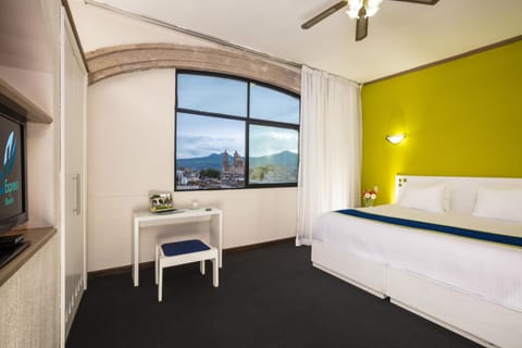 Standard Room, 1 King Bed | In-room safe, iron/ironing board, free WiFi, bed sheets