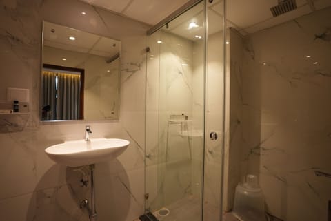 Executive Studio Suite | Bathroom | Shower, hydromassage showerhead, free toiletries, hair dryer