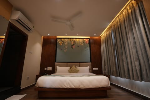 Executive Studio Suite | Egyptian cotton sheets, premium bedding, down comforters