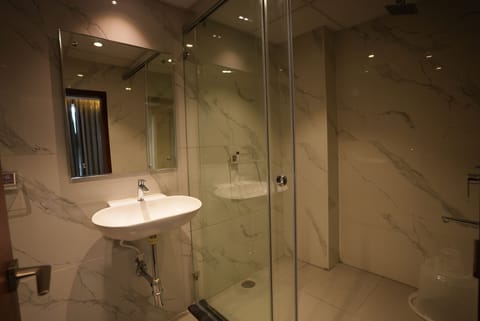 Executive Studio Suite | Bathroom | Shower, hydromassage showerhead, free toiletries, hair dryer