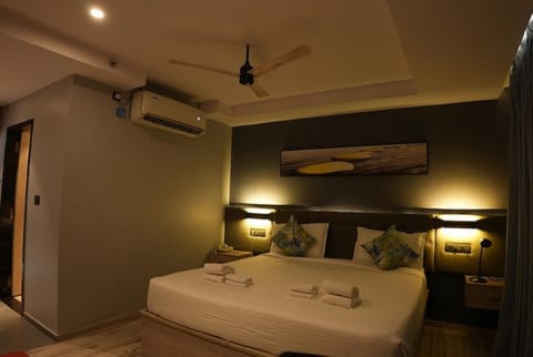 Executive Room | Minibar, desk, laptop workspace, free WiFi