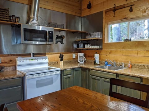 Cabin, 2 Bedrooms | Private kitchen