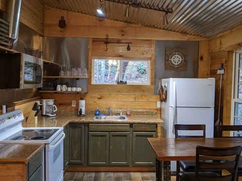 Cabin, 2 Bedrooms | Private kitchen